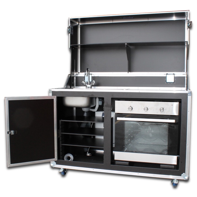 Die mobile Schrank- und Koffer-Küche Kitcase maxi mit Sicht auf den Durchlauferhitzer